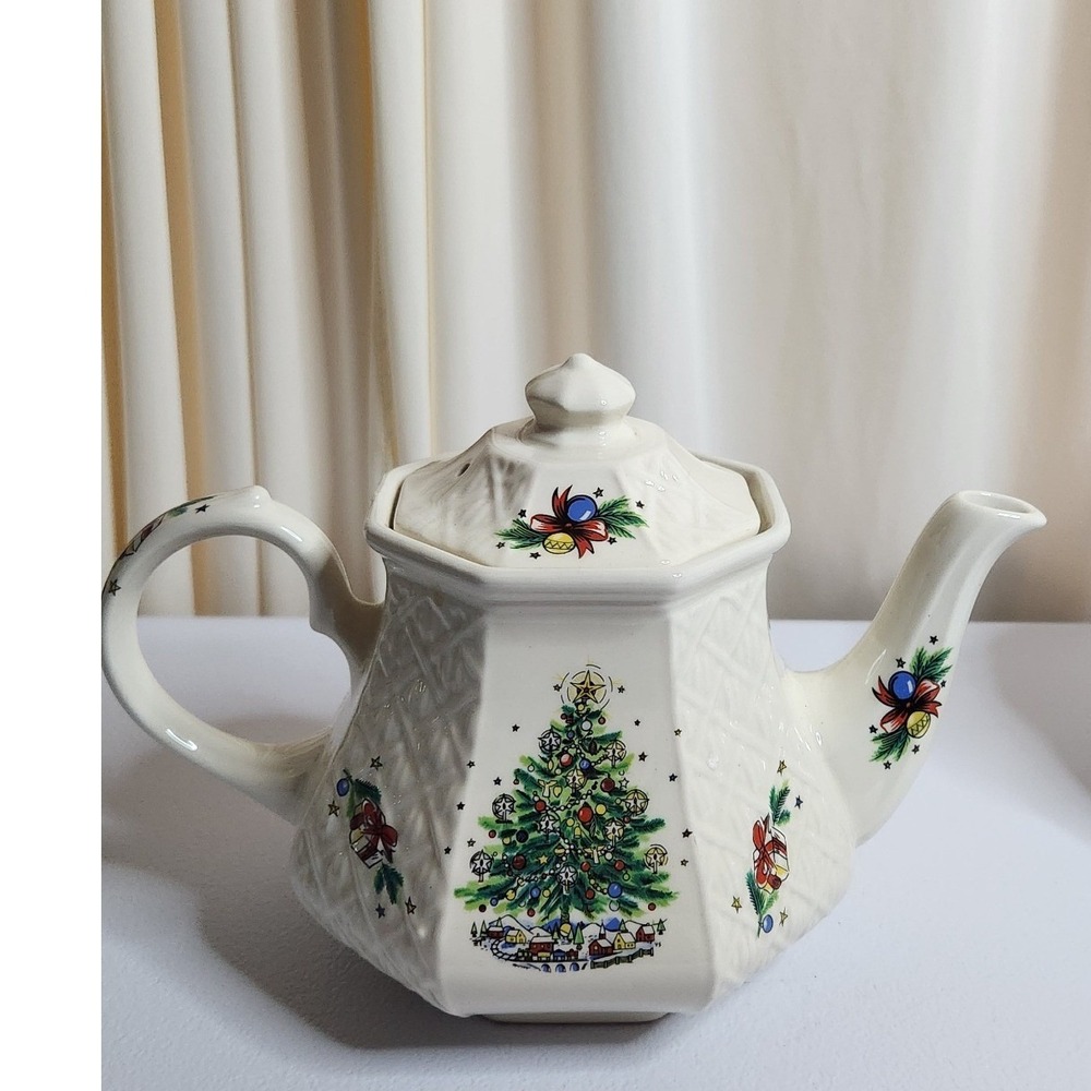 Sadler Salem "Christmas Eve" Teapot